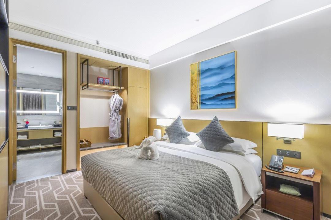 Club, King Bed
