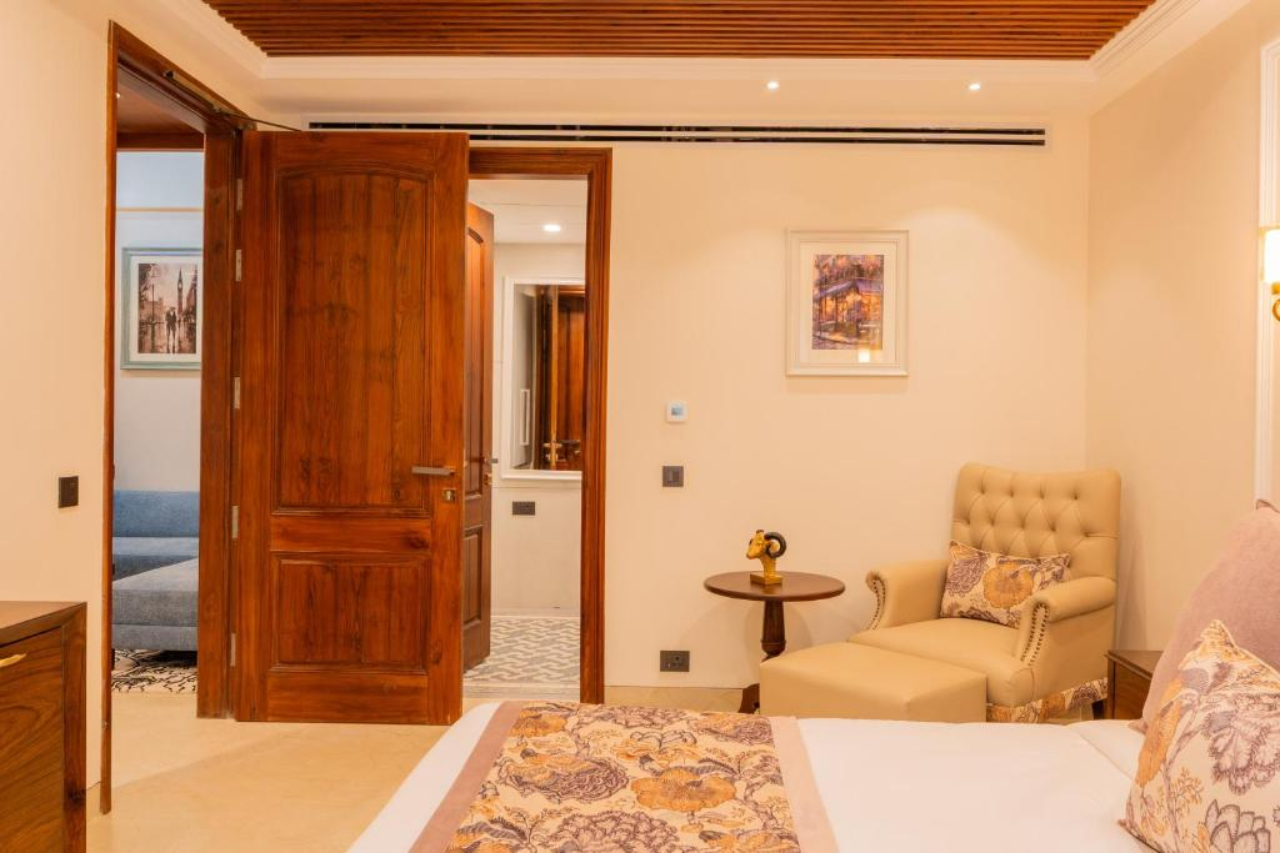 ELIVAAS Prive Royce Cottage Luxe Hilltop 4 BHK with Terrace & Scenic Views 12/17