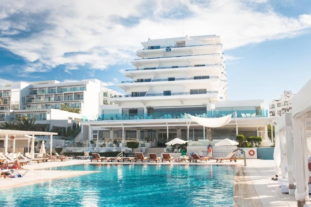 Vrissiana Beach in PARALIMNI