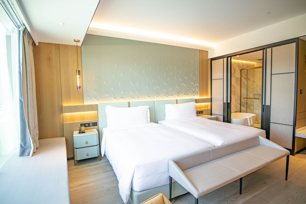 Gold, Twin Beds, Sea View