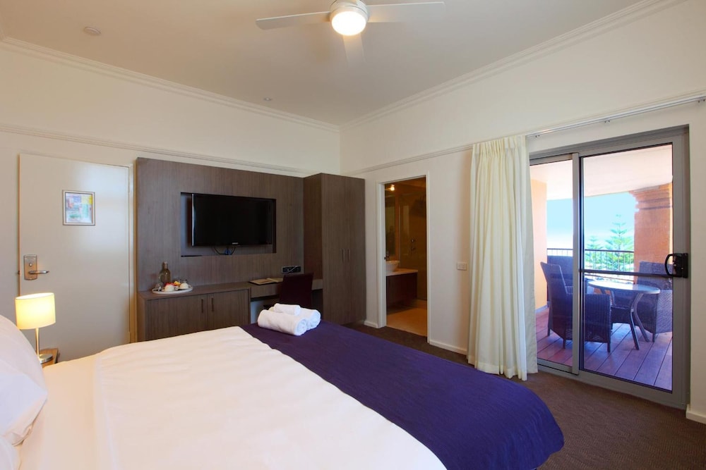 SUITE, KING BED