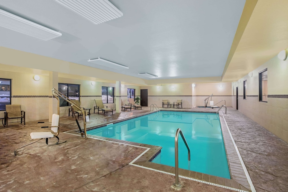 La Quinta Inn Suites By Wyndham Sioux Falls 33/55