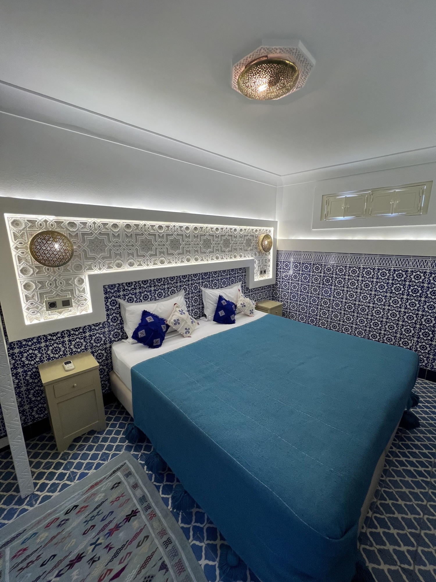 ROOM, TWIN BEDS