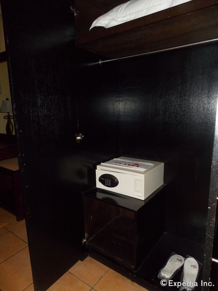 Planta Centro Bacolod Hotel Residences 44/46