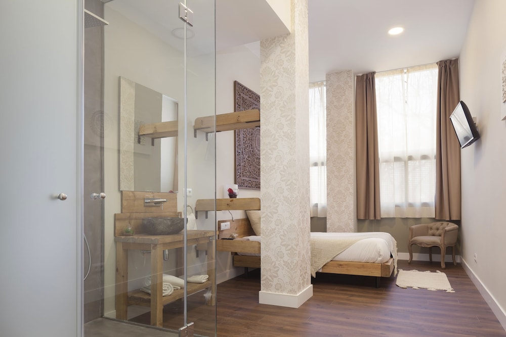 HOTEL RADHA 32/39