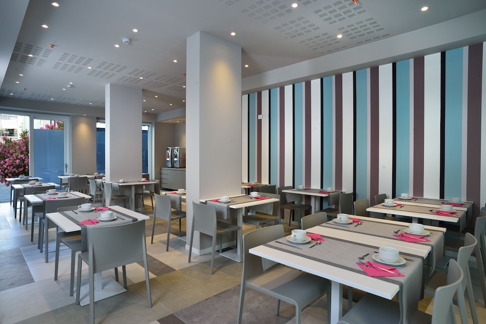 Embassy Hotel & Spa 33/43