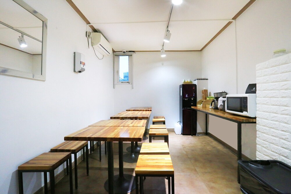 PEANUT HOTEL 45/61