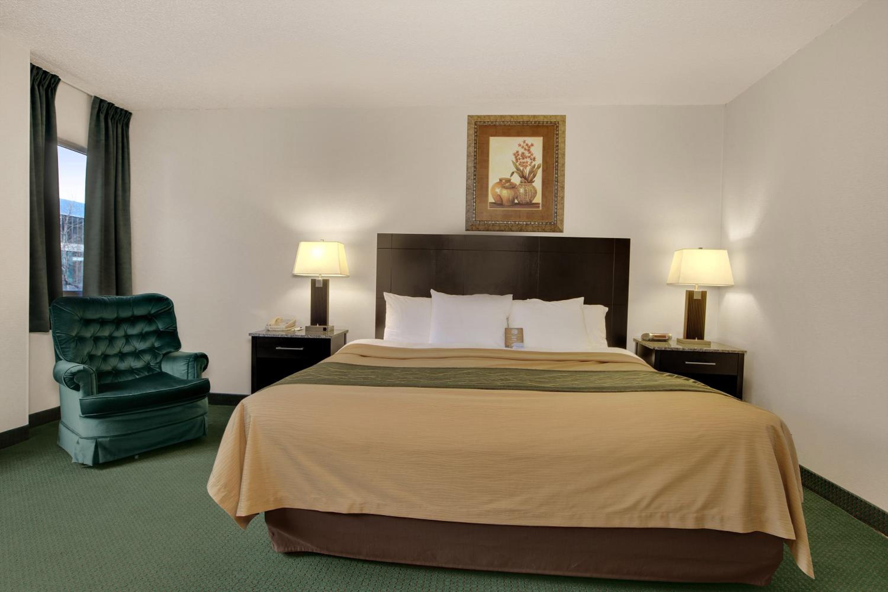 ROOM, QUEEN BED