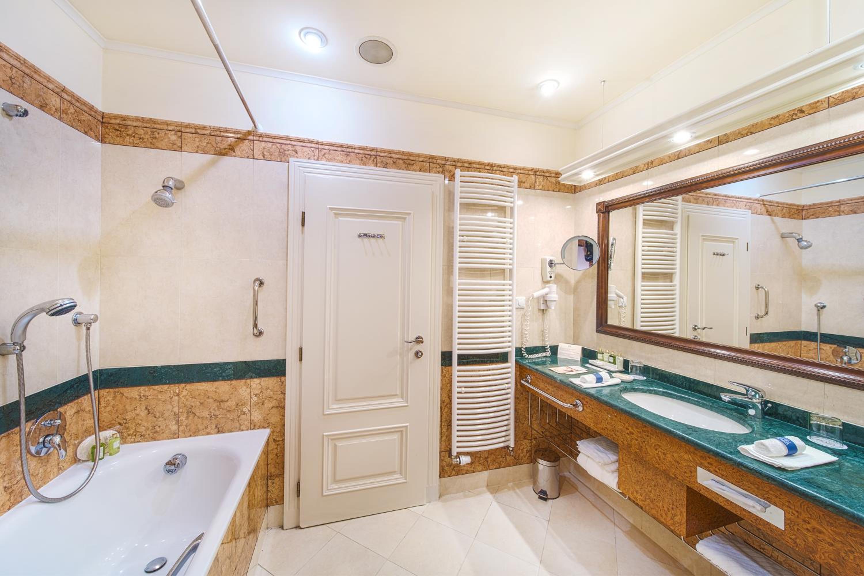 Excellent, Spa, Double Bed, Street View
