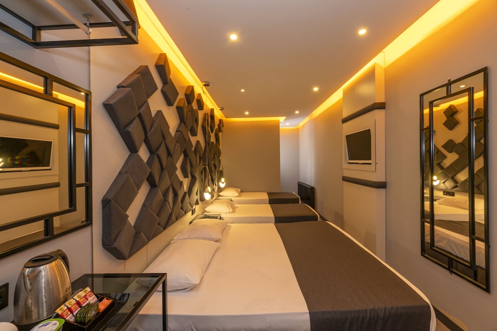 White Palace Hotel 40/46