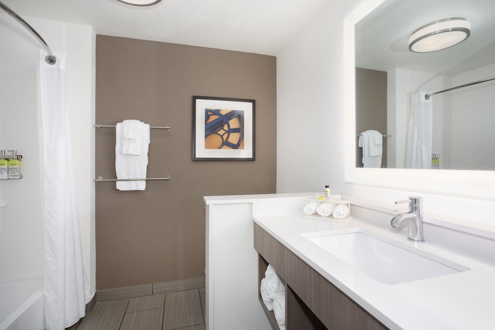 Holiday Inn Express Suites Great Bend 13/53