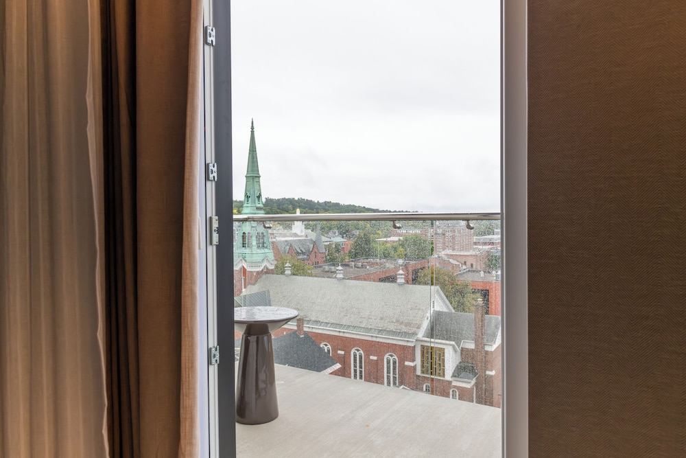 AC Hotel Burlington 44/50