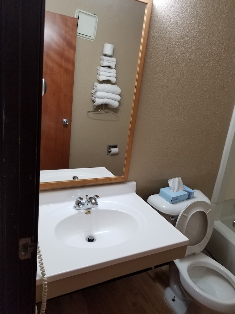 Super 8 By Wyndham Kenosha/Pleasant Prairie 12/29