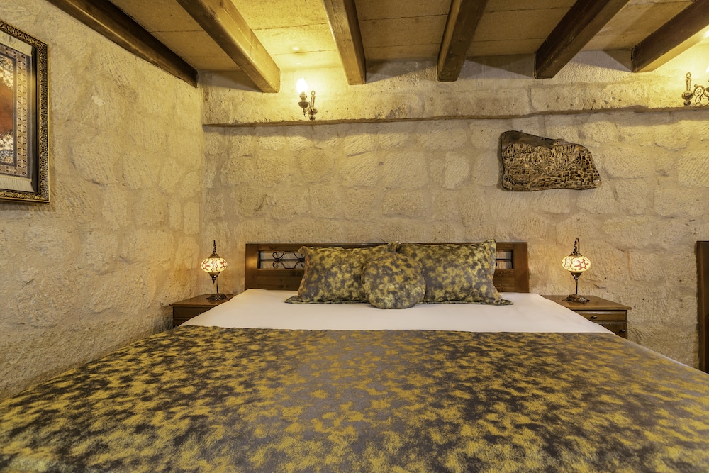Mystic Cave House Hotel 48/50