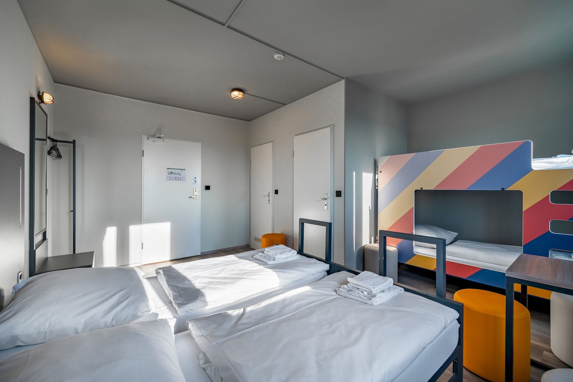 Family, Twin Beds, Bunk Bed