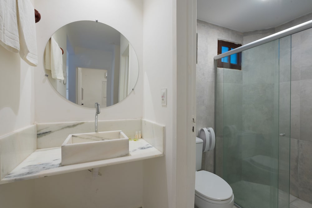 ROOM, QUADRUPLE
