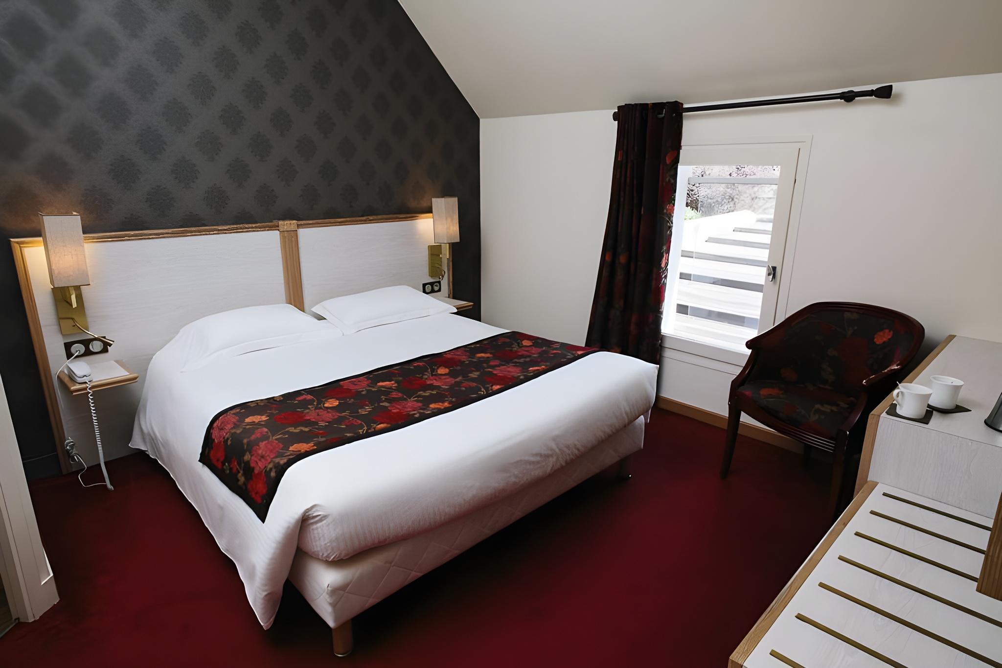 Family, 1 Double and 3 Single Beds, Bathtub