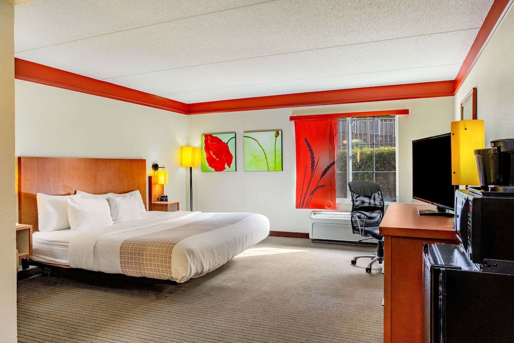 La Quinta Inn Suites Raleigh Crabtree 23/49