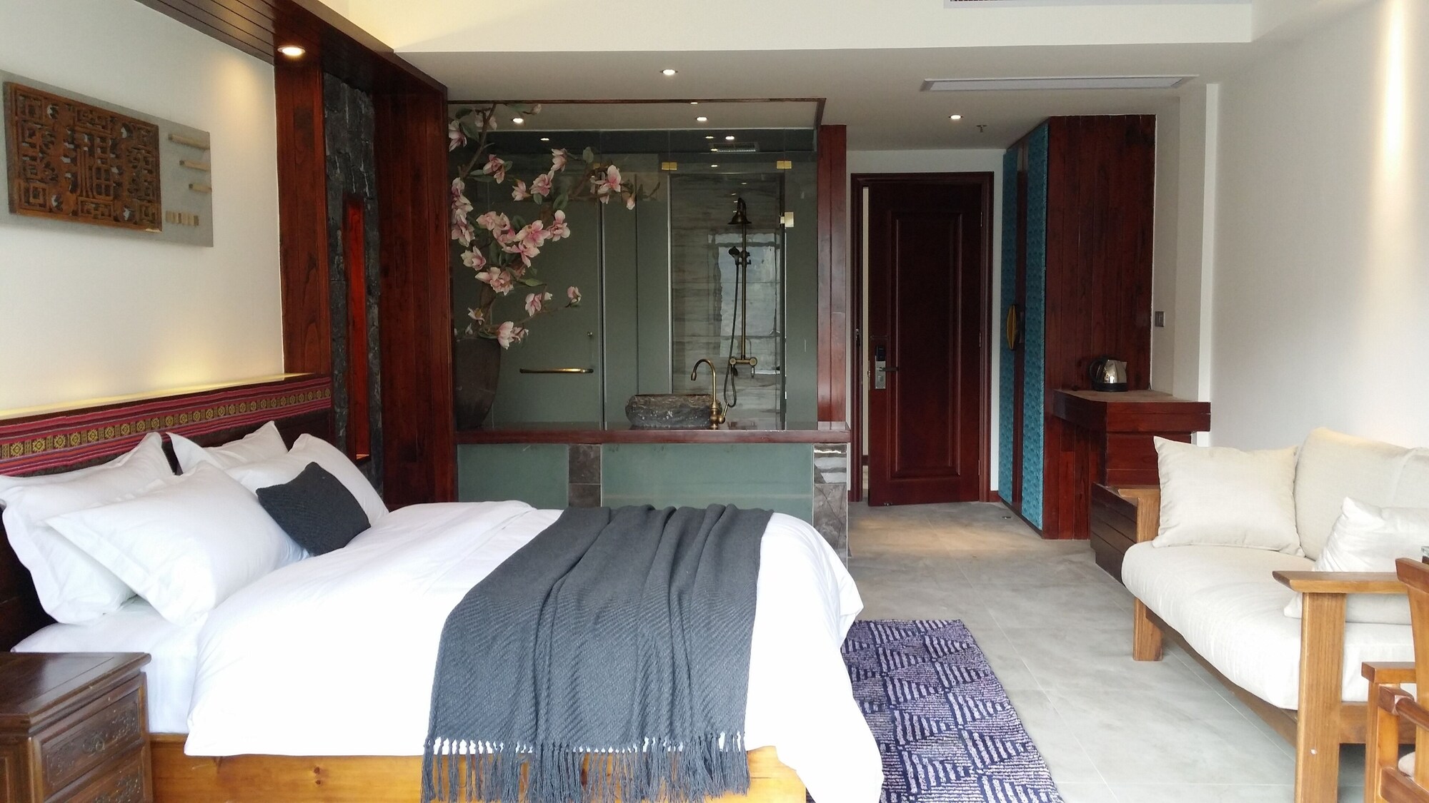 ROOM, QUEEN BED, RIVER VIEW