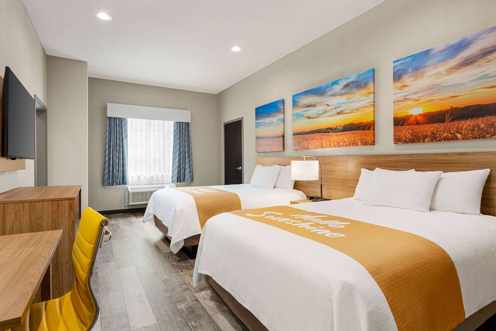 Days Inn & Suites by Wyndham Greater Tomball 32/61
