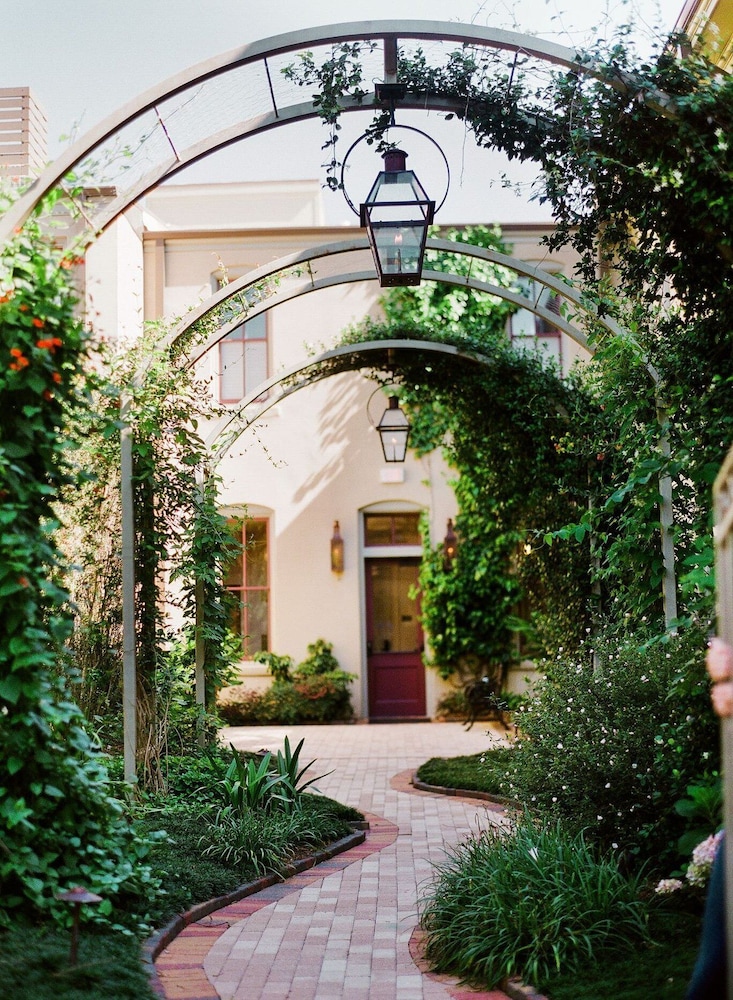 Southern Hotel 25/28