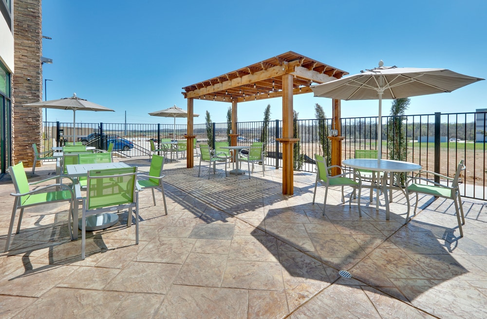 Holiday Inn Express & Suites Fort Worth North - Northlake 51/58