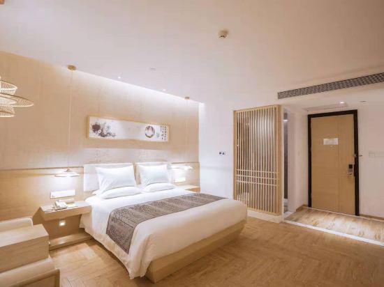 Boutique, Queen Bed