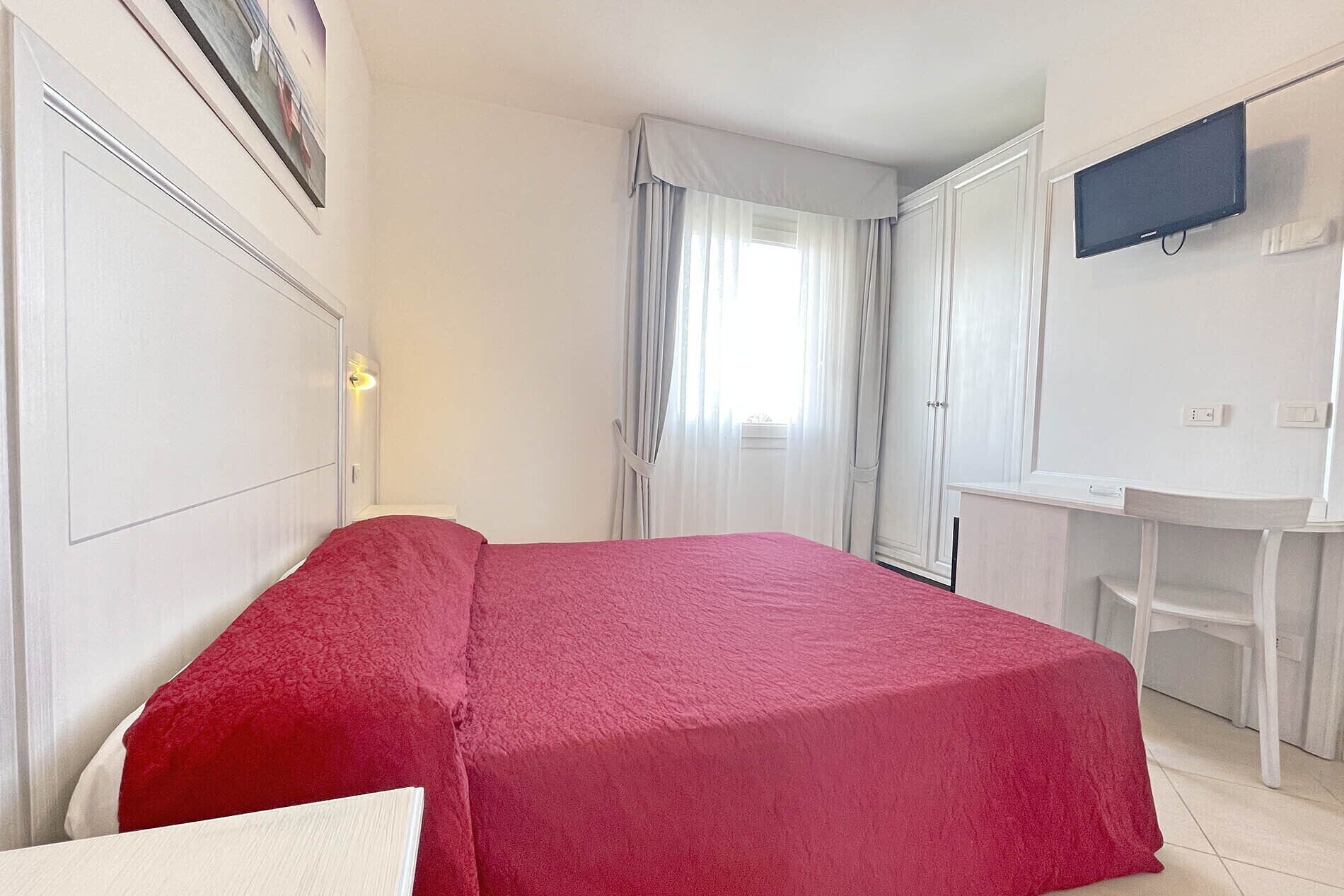 ROOM, DOUBLE BED