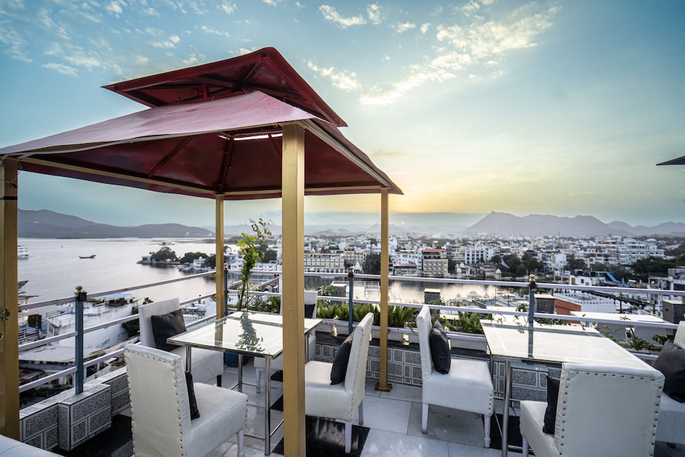 The Lake View Hotel – On Lake Pichola 30/50