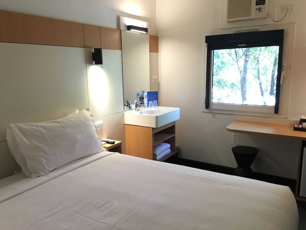 ibis budget Enfield 7/27