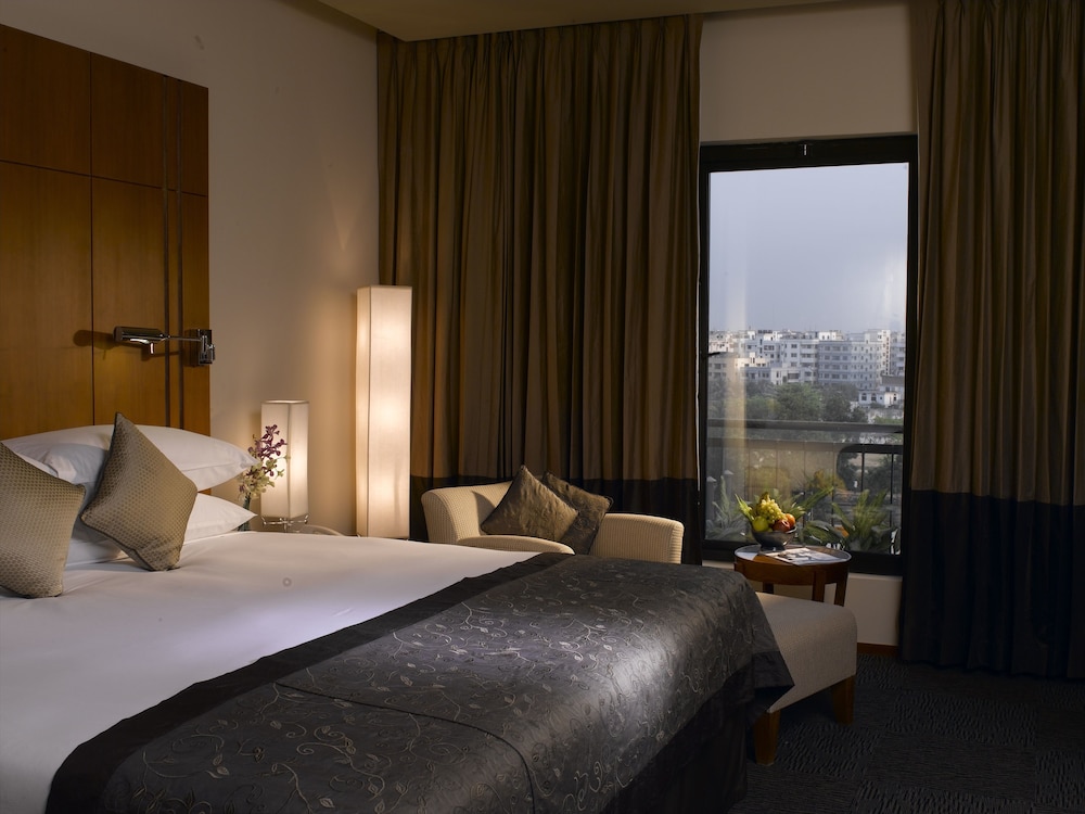 Radisson Blu Dhaka Water Garden 34/83