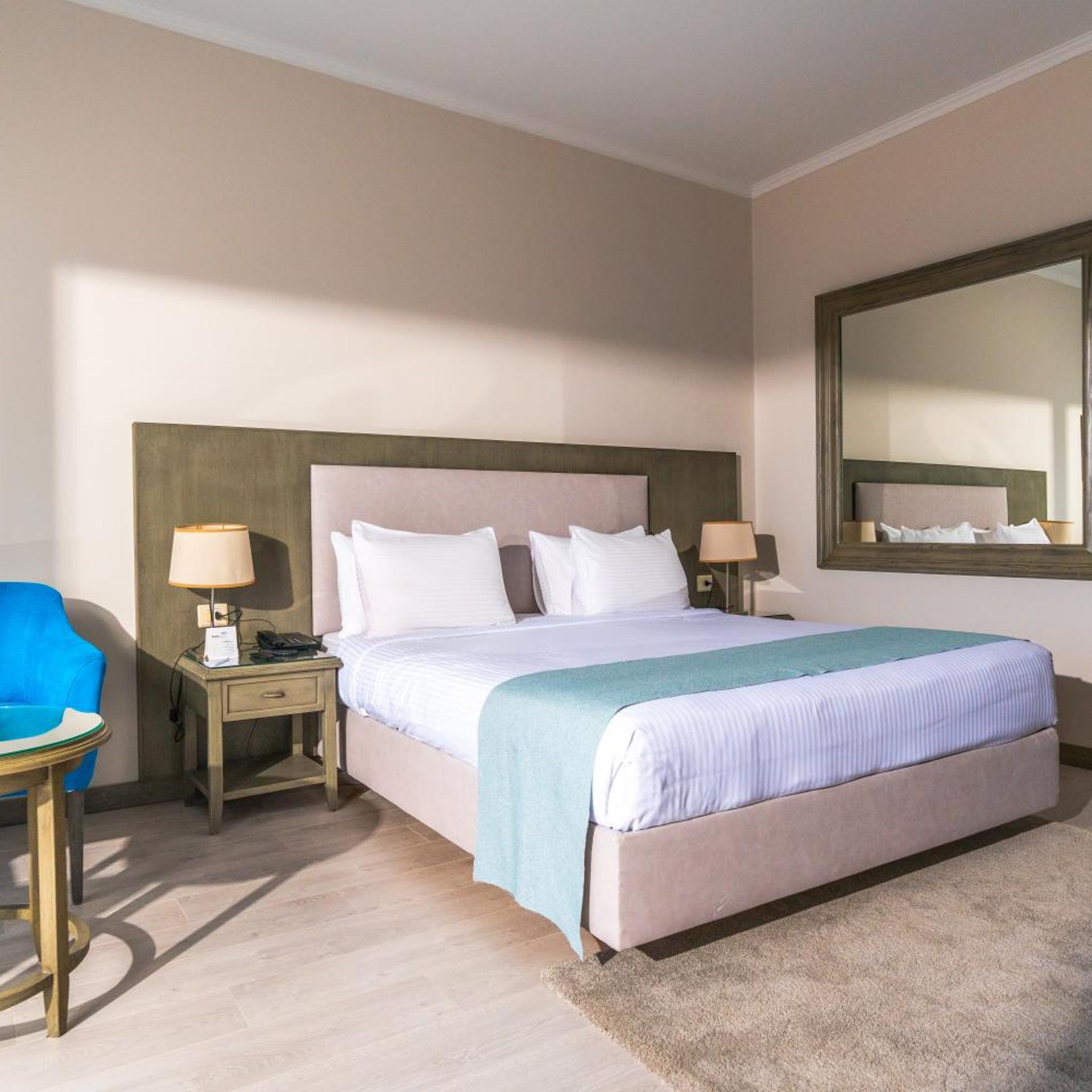 غرفة بسرير مزدوج أو سريرين منفصلين بإطلالة على البحر، M Hotels at Porto Marina 8/9