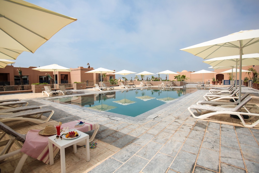 Paradis Plage Surf Yoga Spa Resort 80/83
