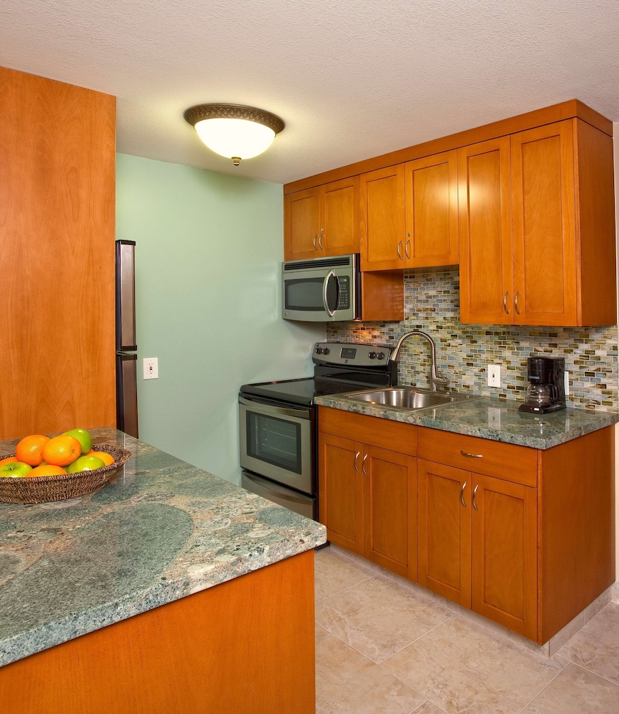Lahaina Shores Beach Resort 8/57