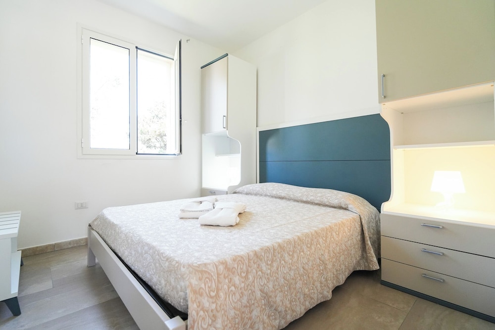 جناح ديلوكس بثلاثة أسرّة وسرير كوين مع أريكة، Residence La Pineta - Campsite 4/10