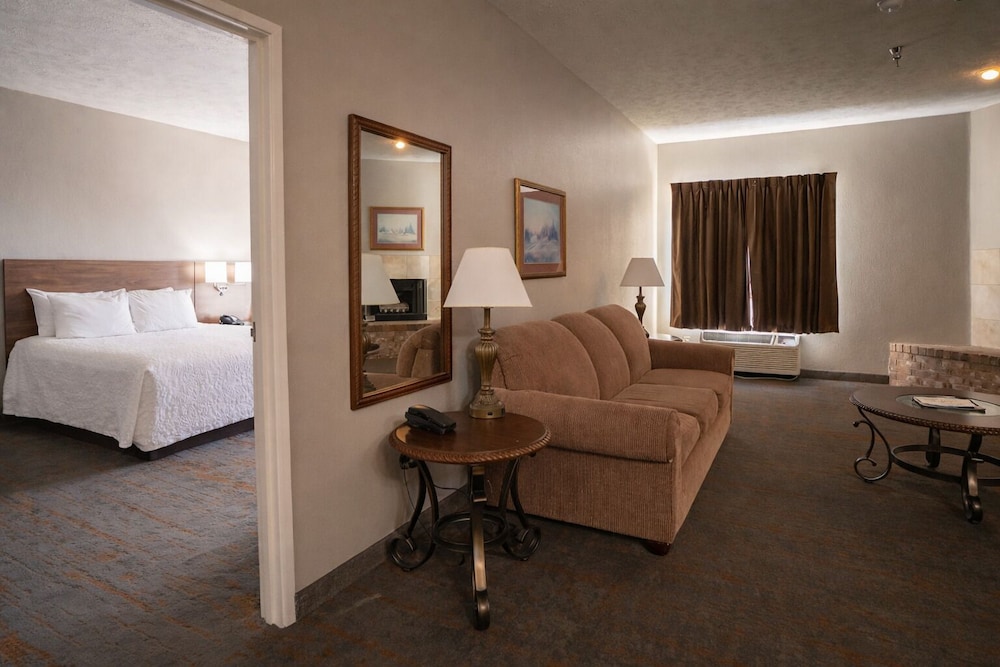FAMILY SUITE, 2 QUEEN BEDS