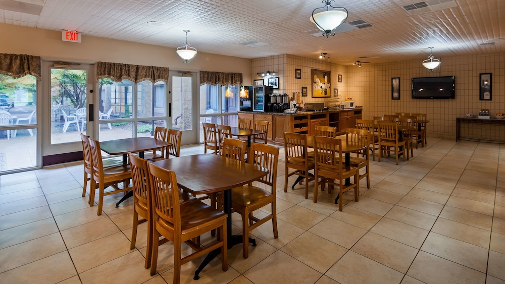 Baymont Inn and Suites by Wyndham Farmington, MO 42/62