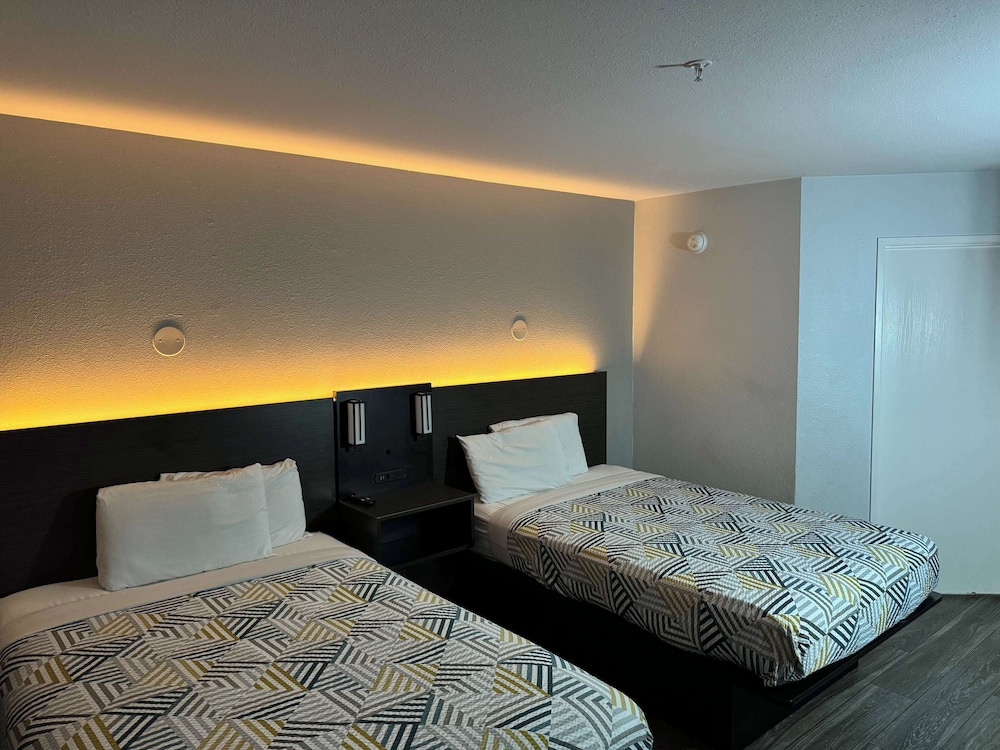 STANDARD, 2 DOUBLE BEDS