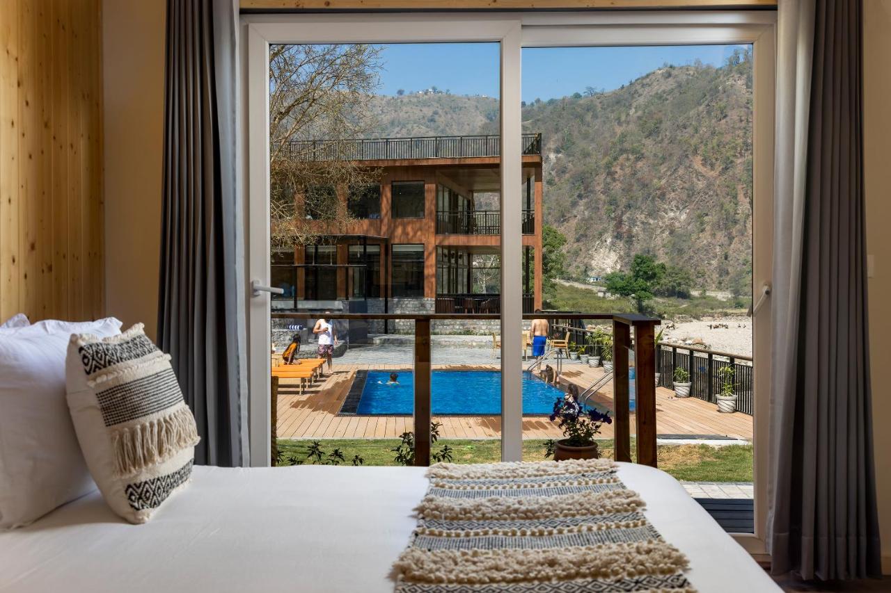 Premium, River View