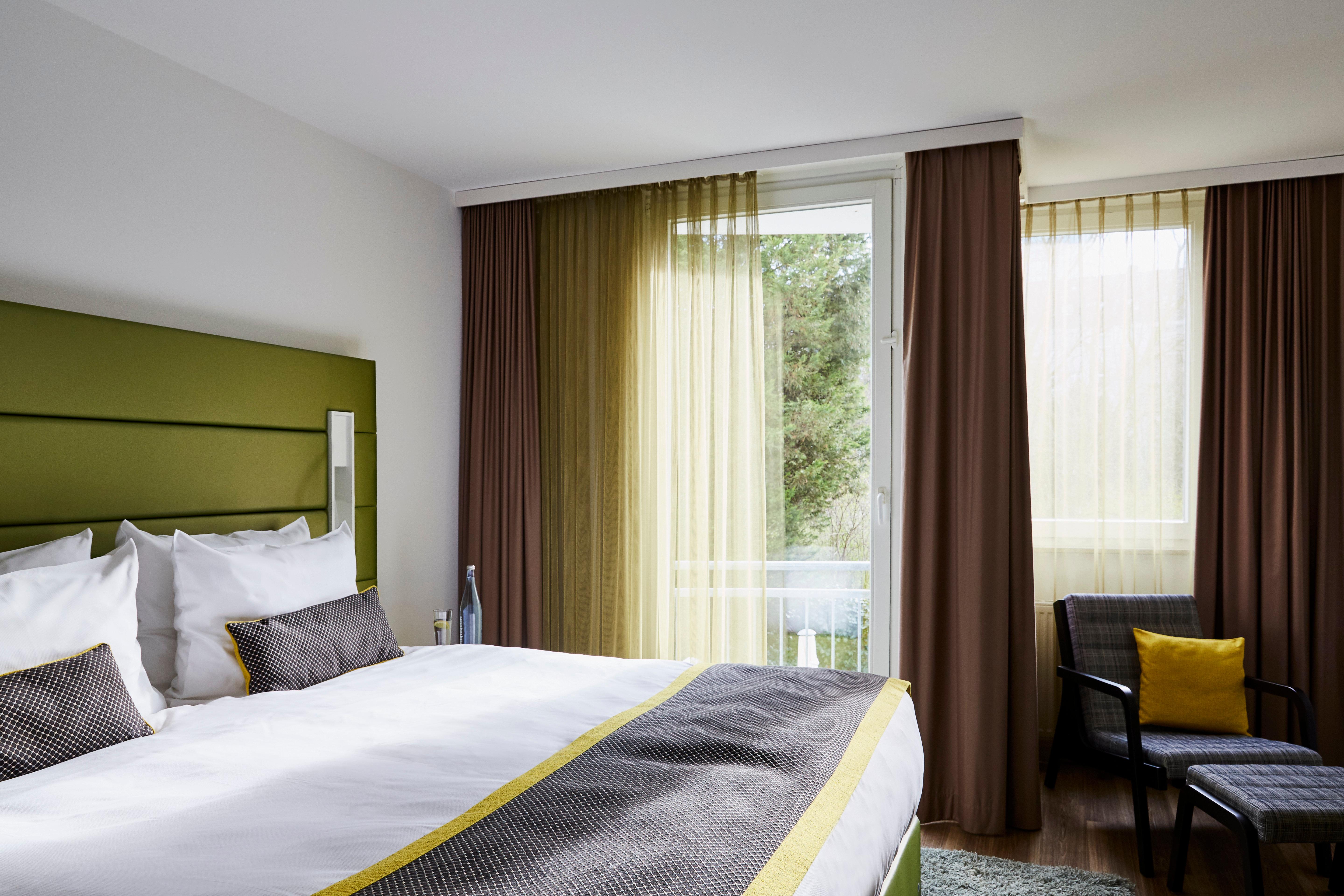 Room, Queen Bed, Garden View, Balcony