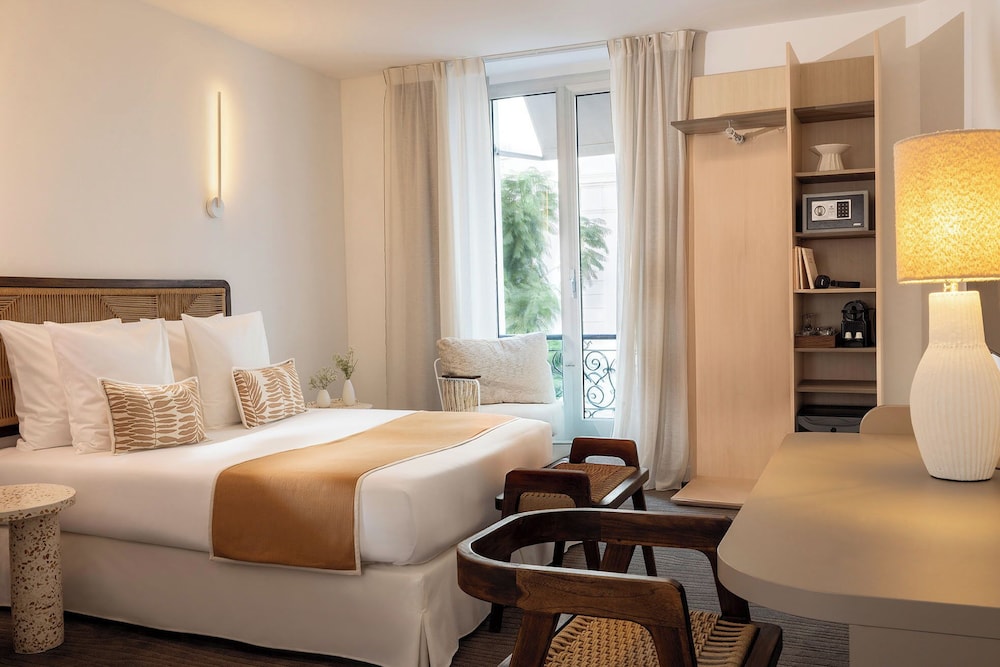 ROOM, DOUBLE OR TWIN BED