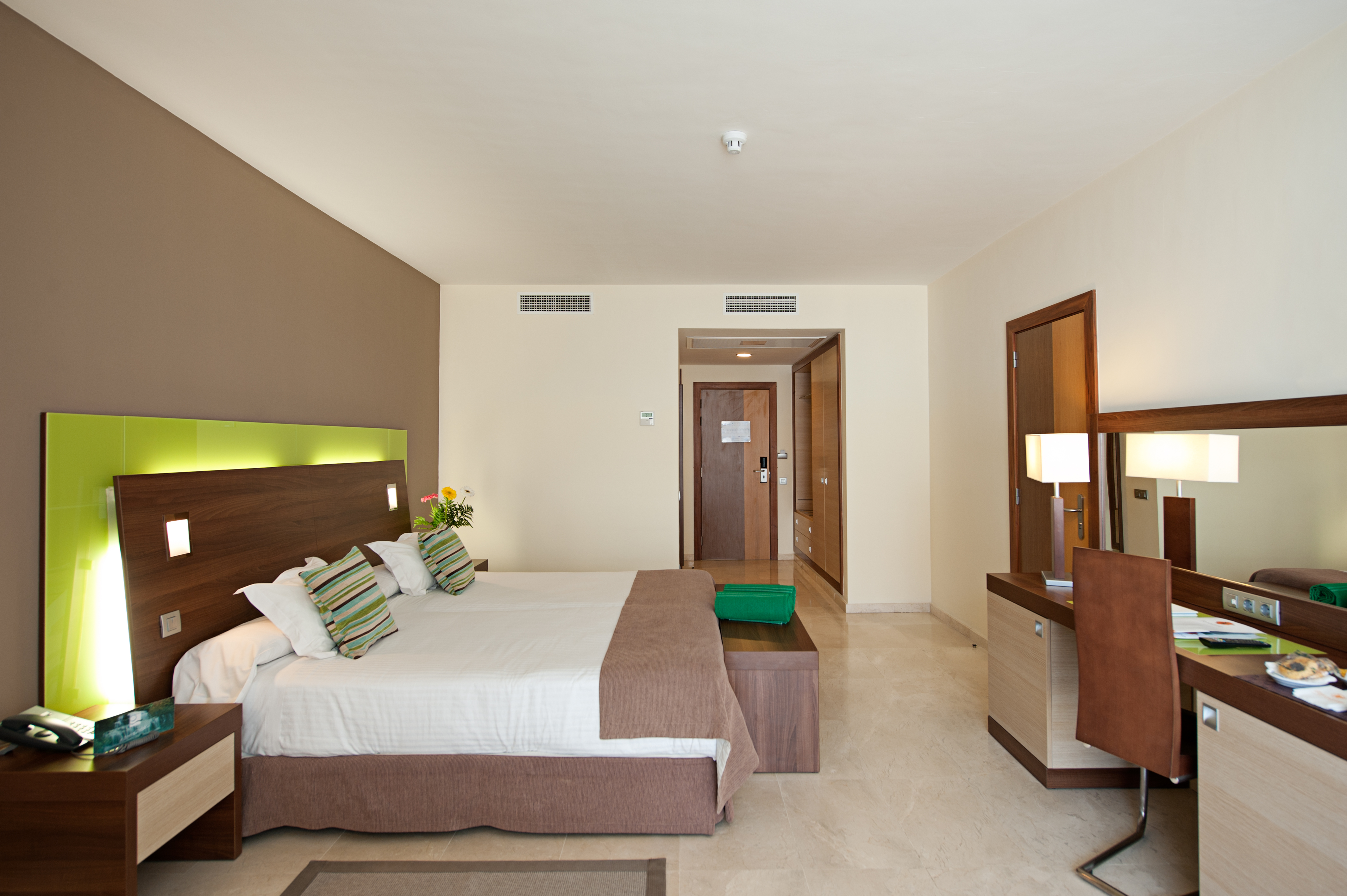 غرفة بسرير مزدوج بشرفة بإطلالة جزئية على البحر