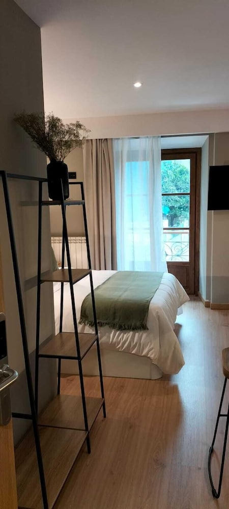 Zalle Oviedo Suites 9/15