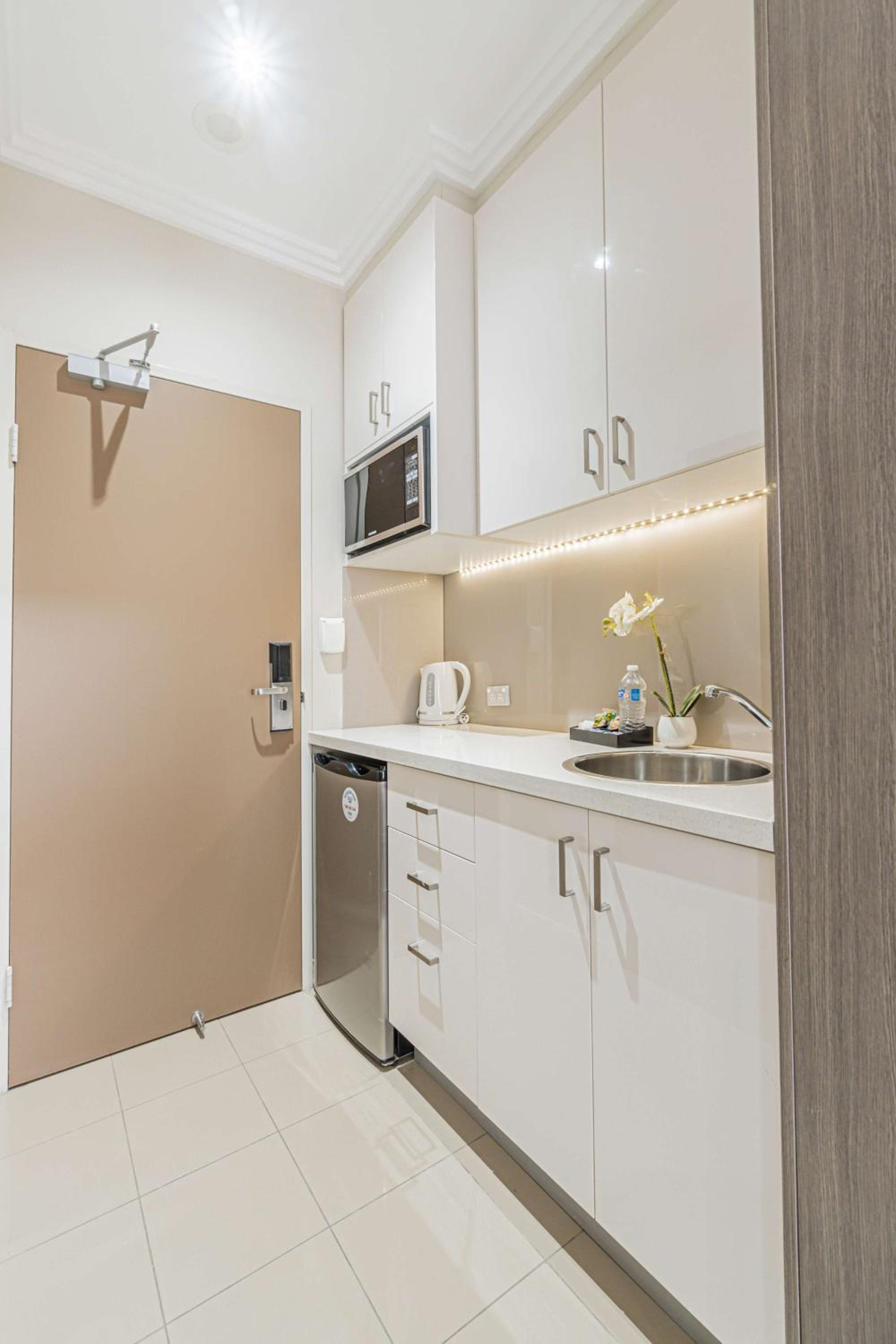 غرفة ديلوكس صغيرة بسرير مزدوج بشرفة بمطبخ صغير، Best Western Plus Camperdown Suites 7/7