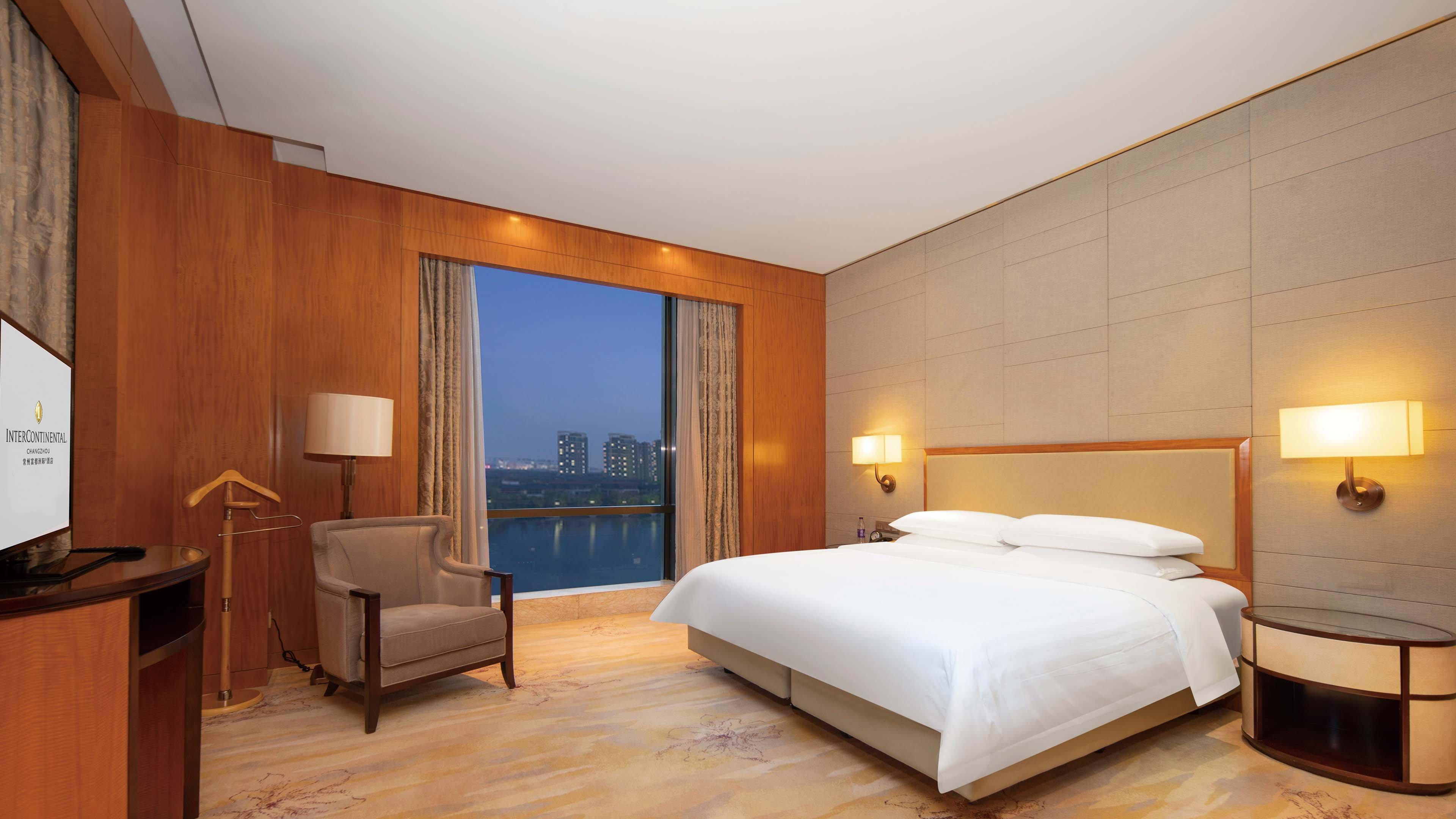 Suite, Lake View