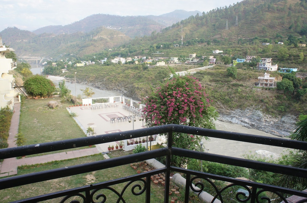 Riverside Resort 41/49