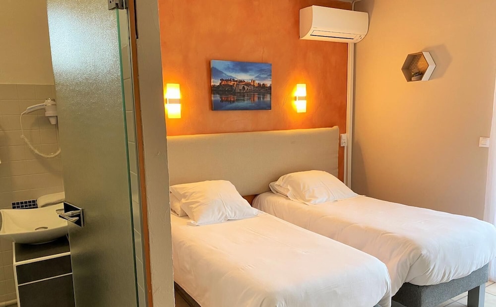 HOTEL LE CLEMENT V 18/66