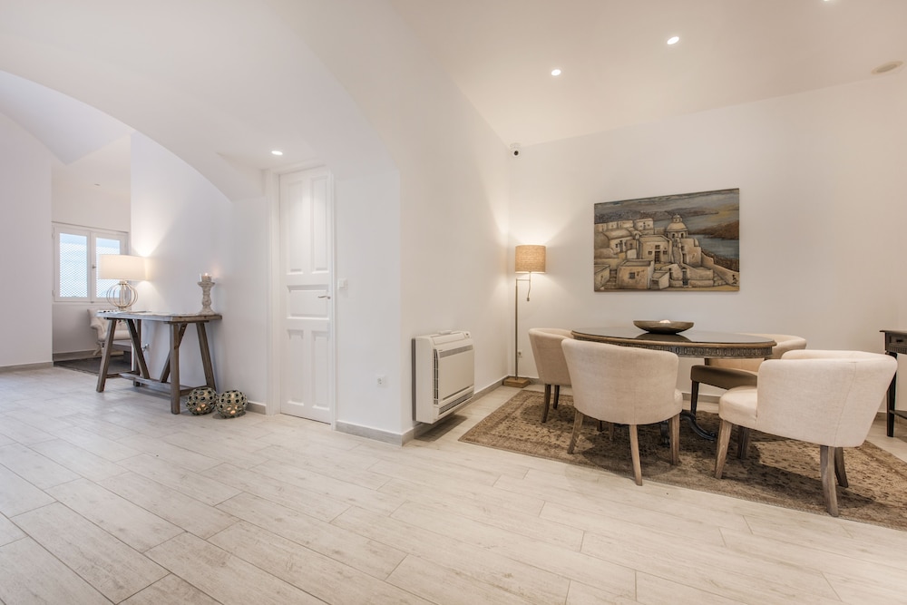 Aqua Luxury Suites 54/75