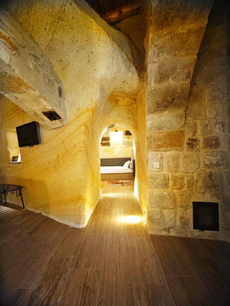 Acropolis Cave Suites 27/50