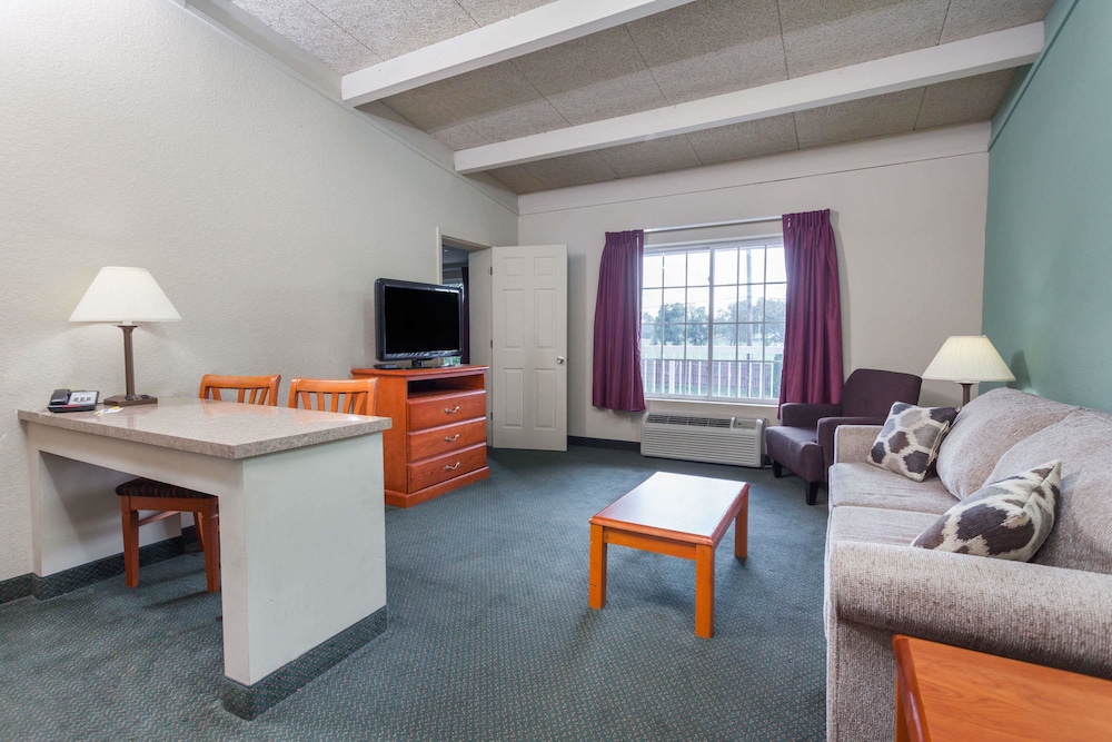 Days Inn And Suites Lexington 17/21